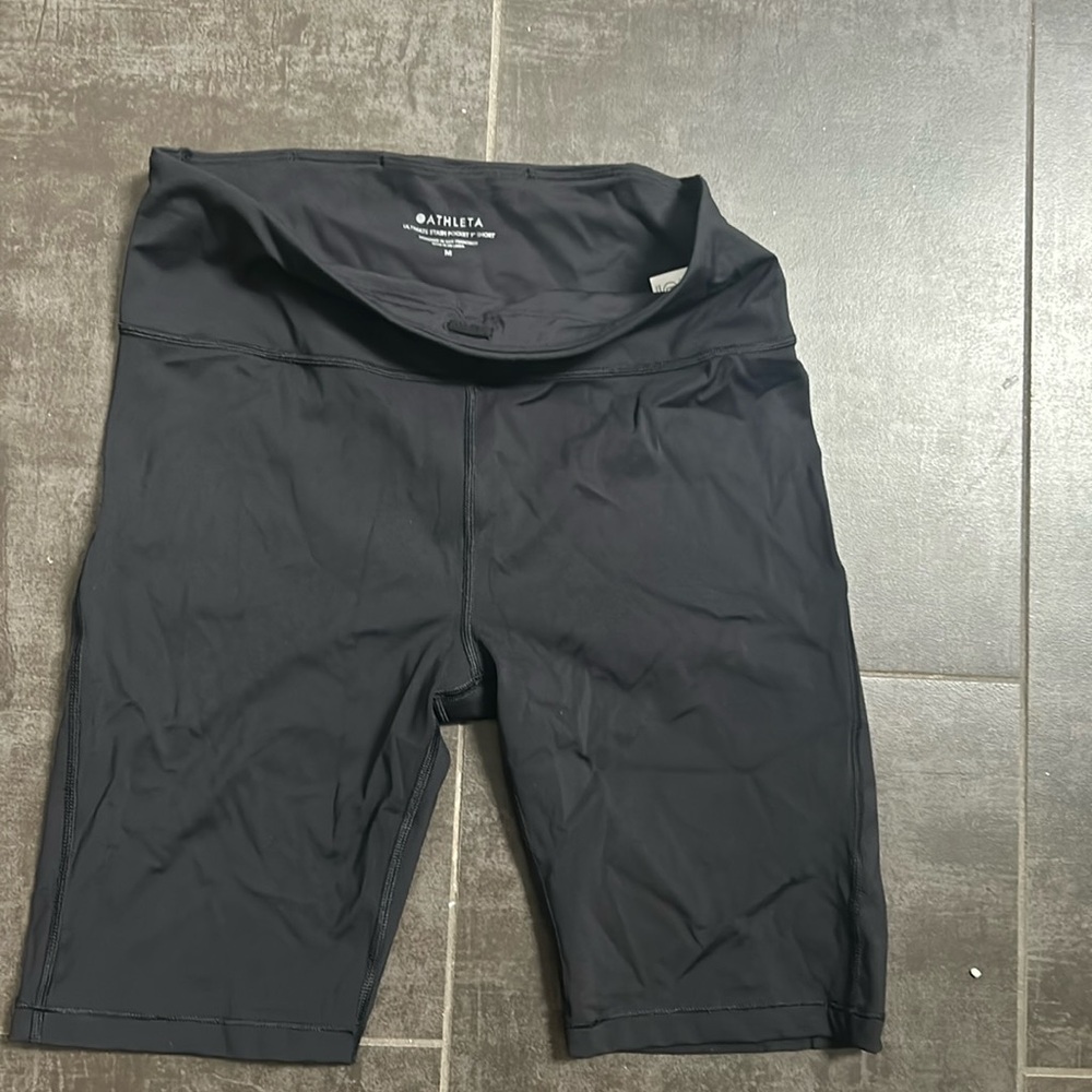 Athleta ultimate stash pocket 9" short. Side pocket black size M